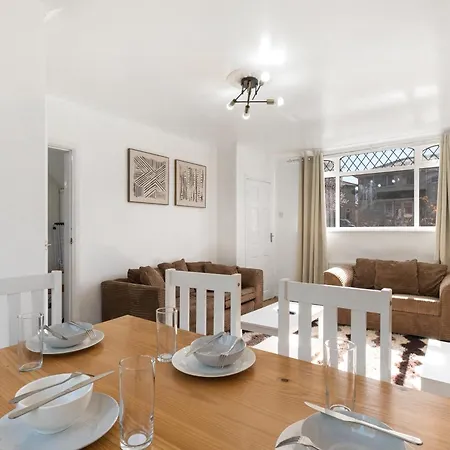 Comfy Moseley Holiday home
